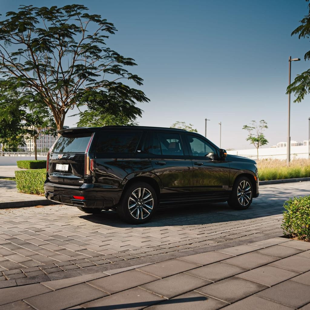 Nero Cadillac Escalade in affitto a Dubai 1