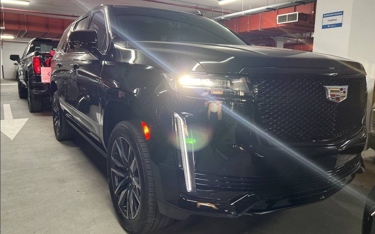 أسود Cadillac Escalade Sport للإيجار في دبي