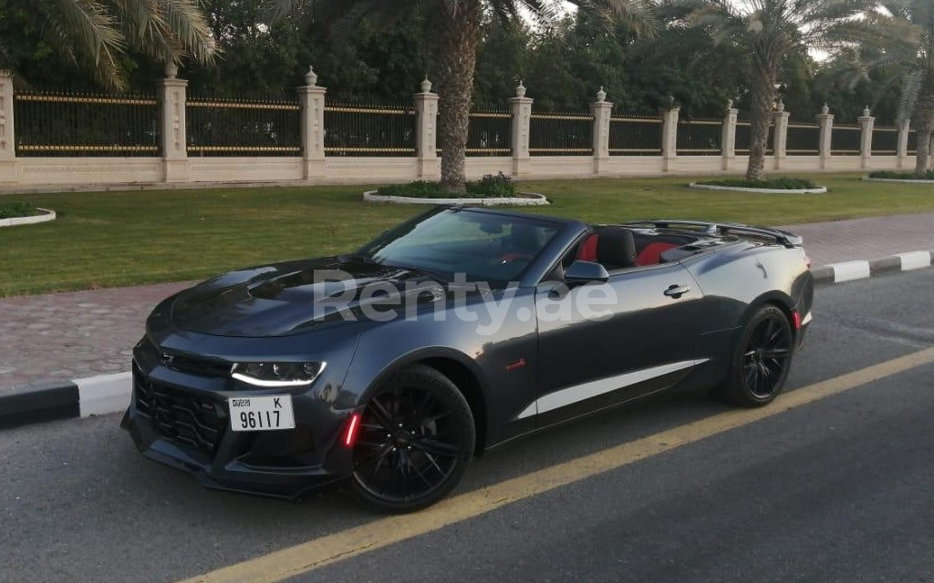 Nero Chevrolet Camaro in affitto a Sharjah