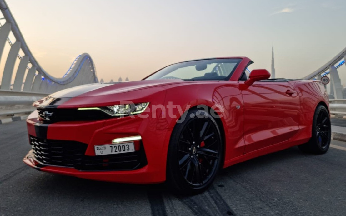 rojo Chevrolet Camaro V8 cabrio en alquiler en Abu-Dhabi