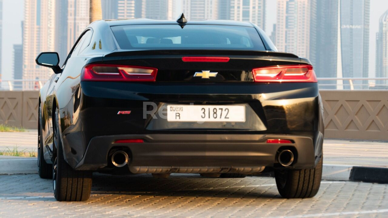 Schwarz Chevrolet Camaro zur Miete in Sharjah 0