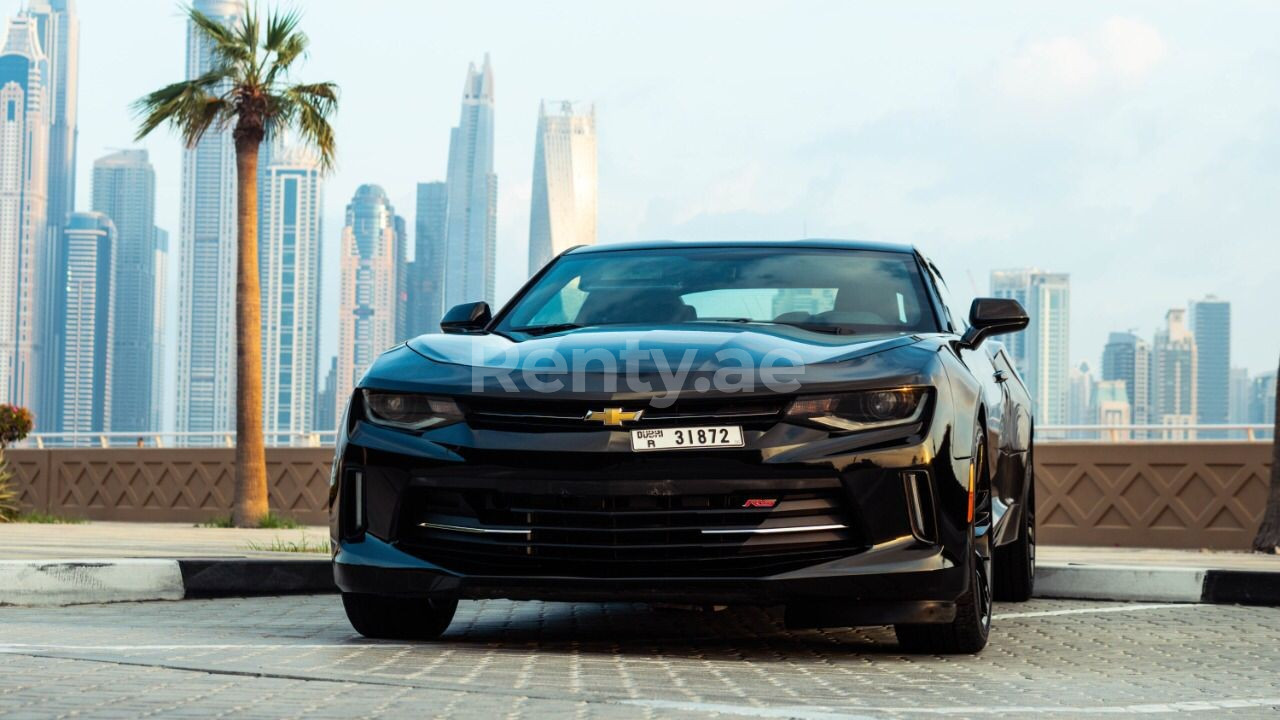 在阿布扎比租赁黑色 Chevrolet Camaro 5