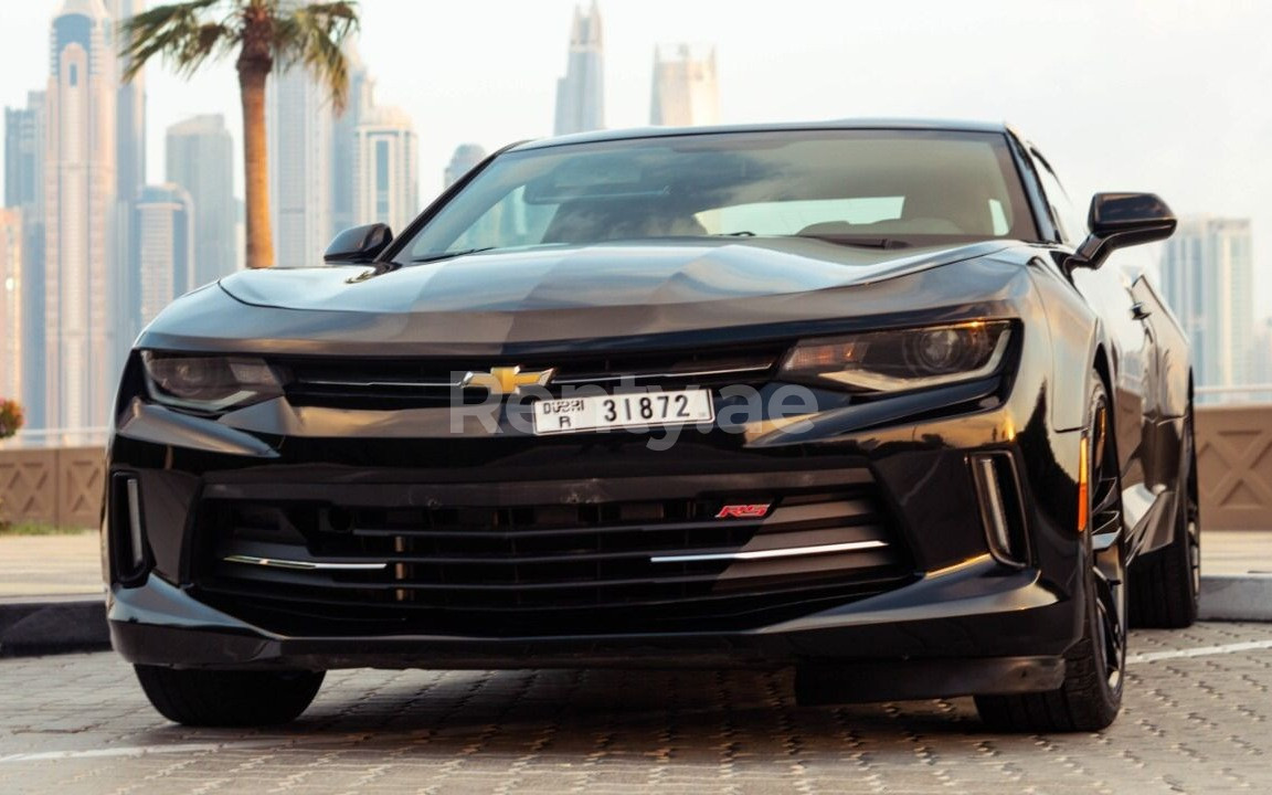 Negro Chevrolet Camaro en alquiler en Abu-Dhabi