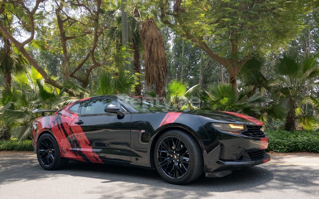 Negro Chevrolet Camaro en alquiler en Abu-Dhabi