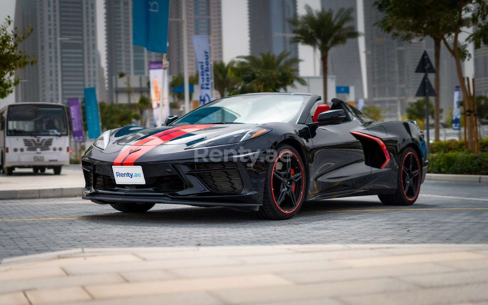 Schwarz Chevrolet Corvette Spyder zur Miete in Sharjah