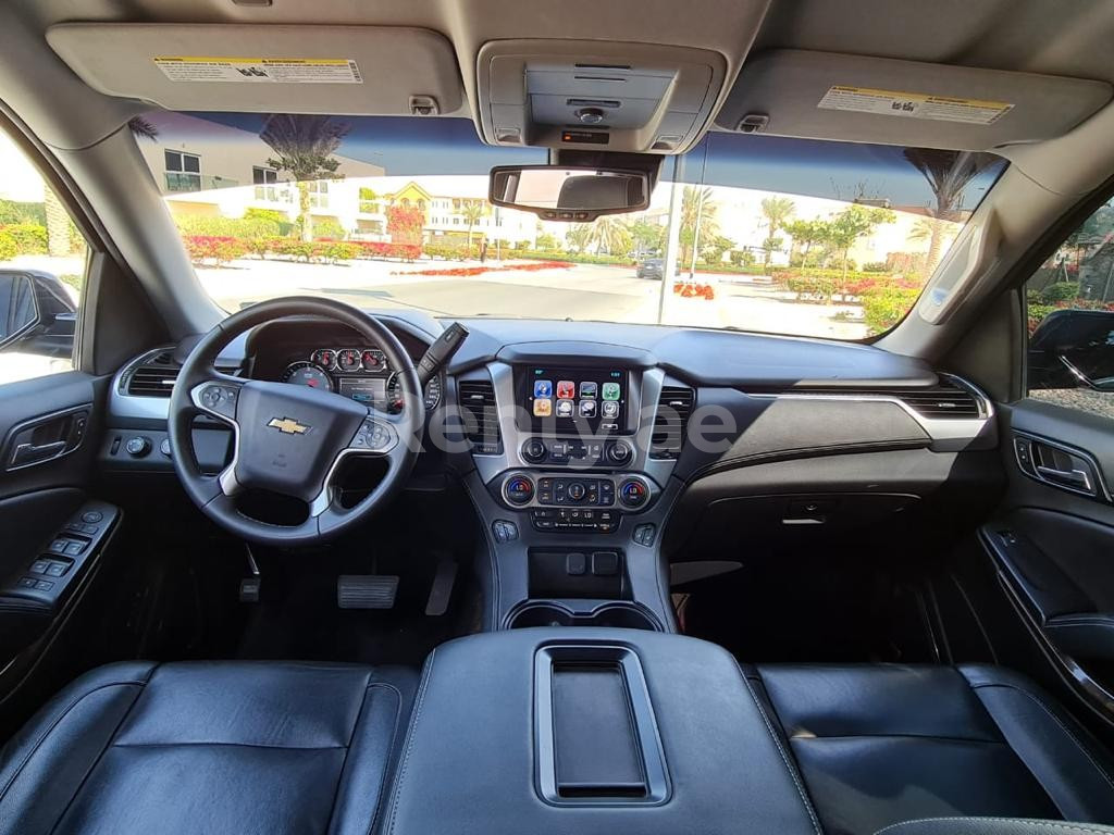 Nero Chevrolet Suburban in affitto a Abu-Dhabi 1