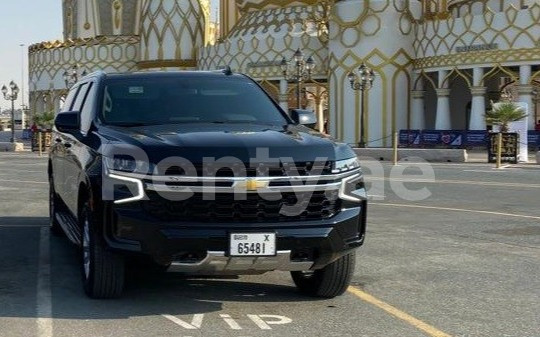 Schwarz Chevrolet Suburban zur Miete in Sharjah