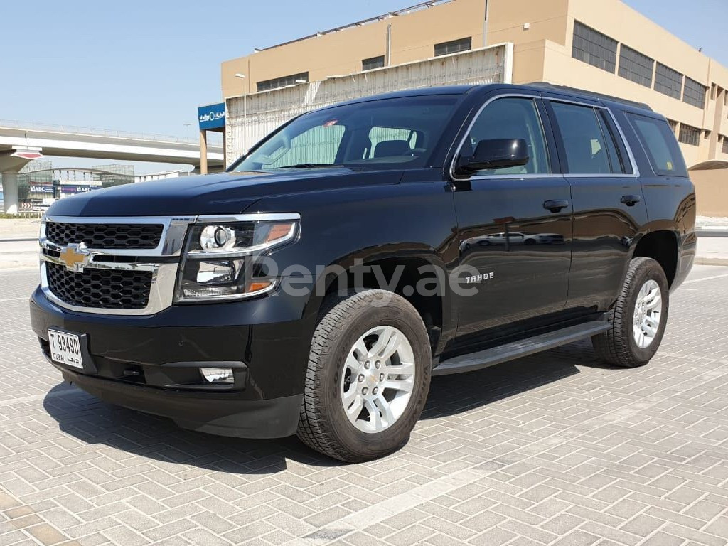 Negro Chevrolet Tahoe en alquiler en Abu-Dhabi