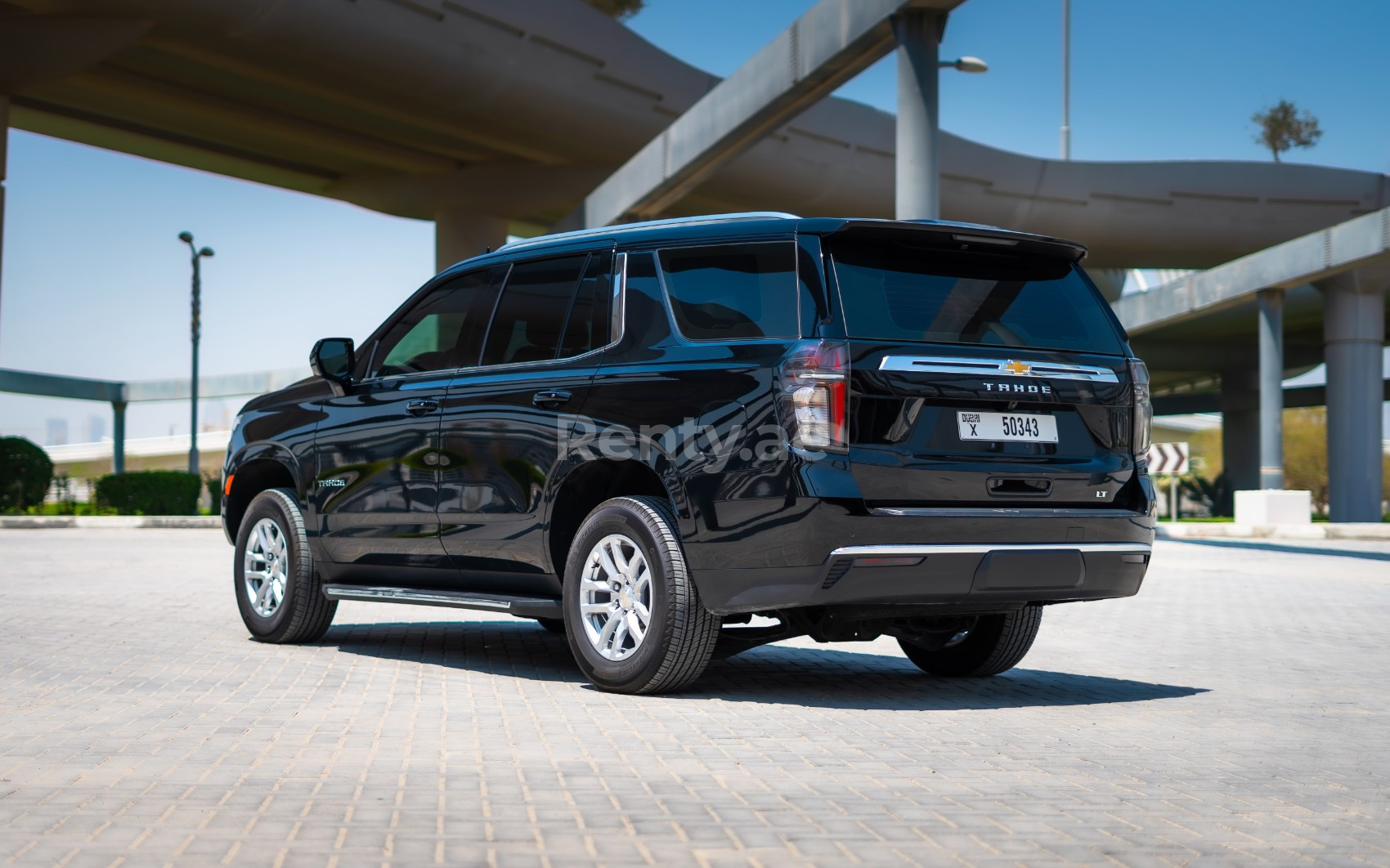 Noir Chevrolet Tahoe en location à Sharjah 0