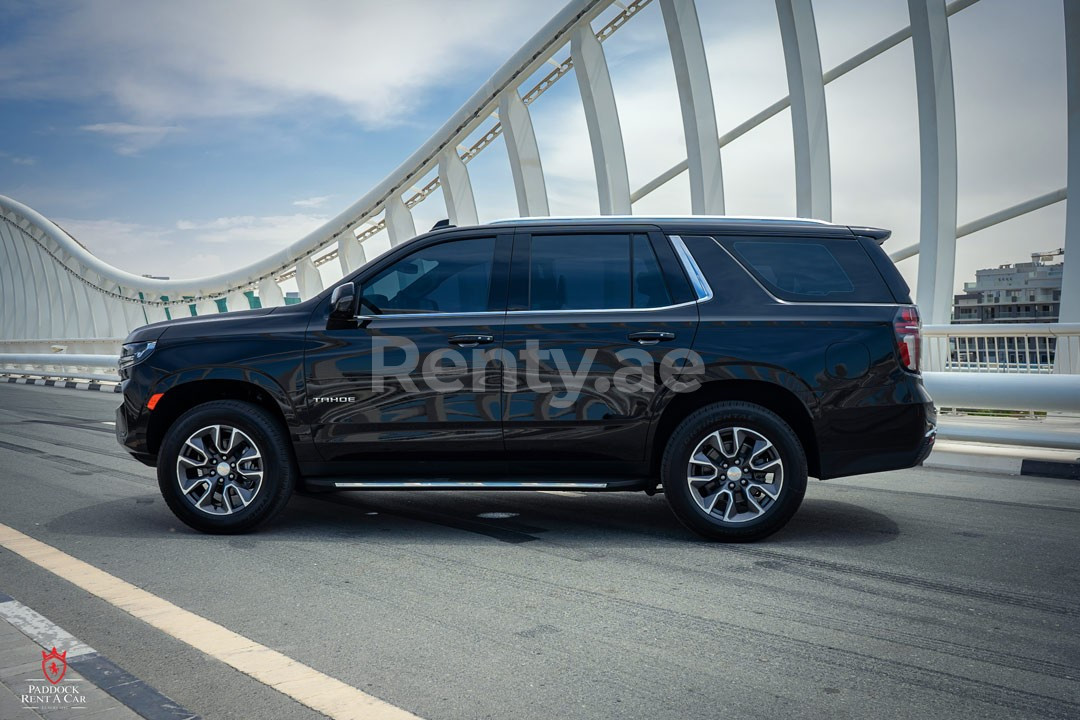 Negro Chevrolet Tahoe en alquiler en Dubai 6