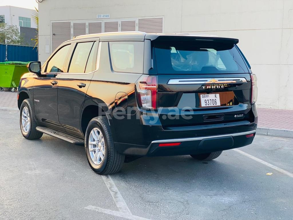 Schwarz GMC Yukon zur Miete in Dubai 2