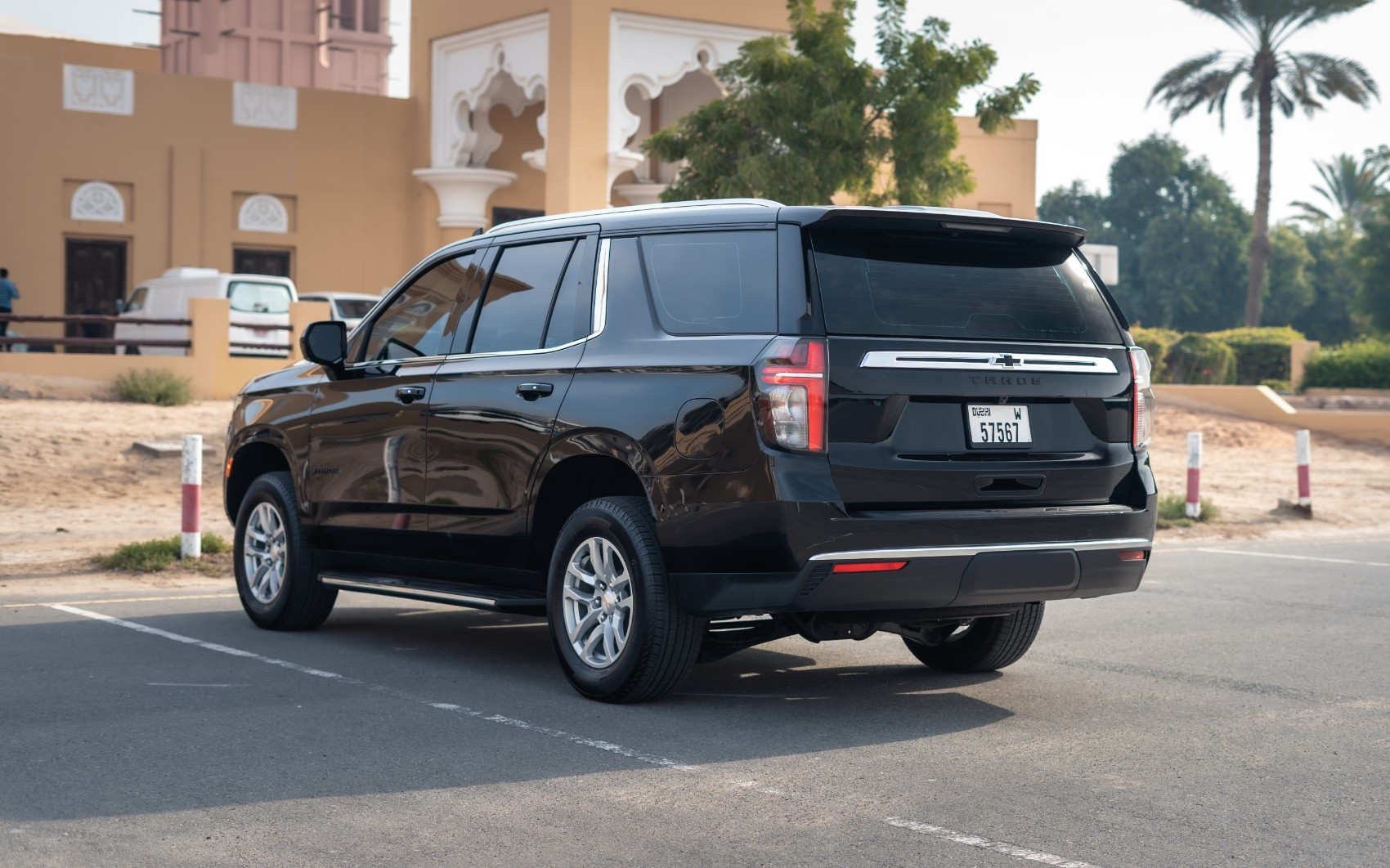 Schwarz Chevrolet Tahoe zur Miete in Abu-Dhabi 2