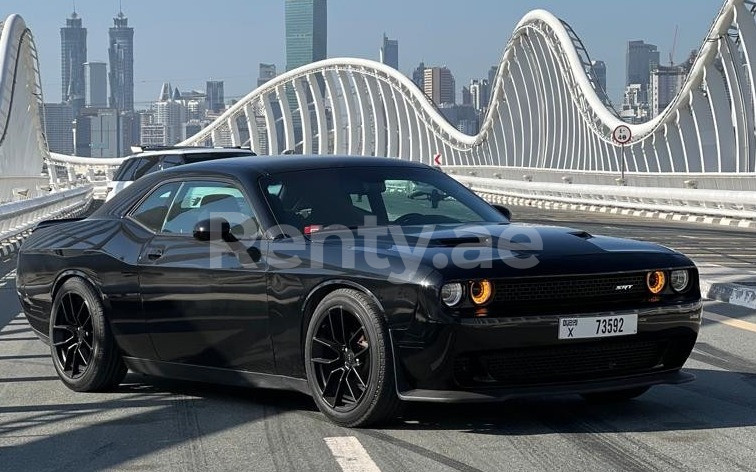 Negro Dodge Challenger V6 en alquiler en Abu-Dhabi