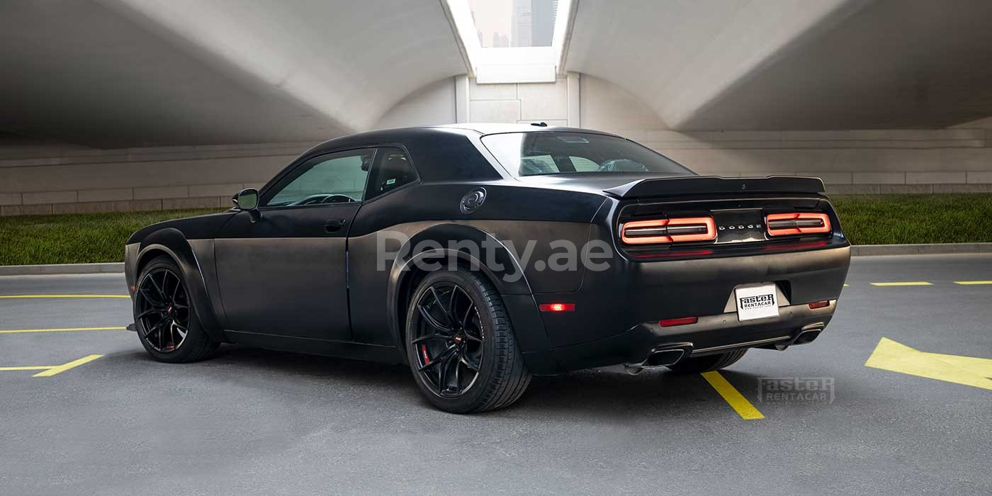 Negro Dodge Challenger en alquiler en Dubai 1