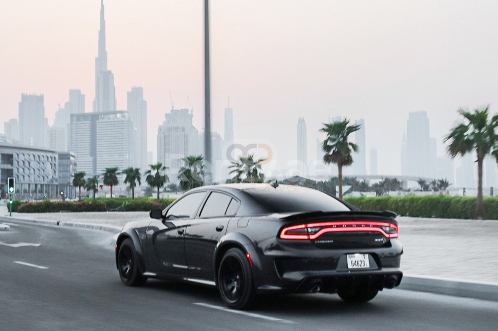 Schwarz Dodge Charger zur Miete in Abu-Dhabi 1