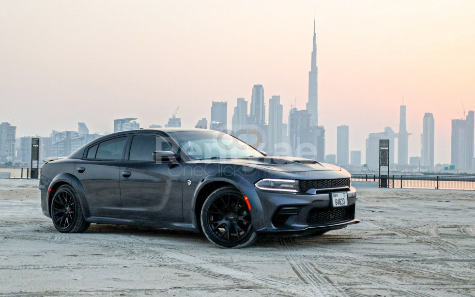 أسود Dodge Charger للإيجار في أبو ظبي