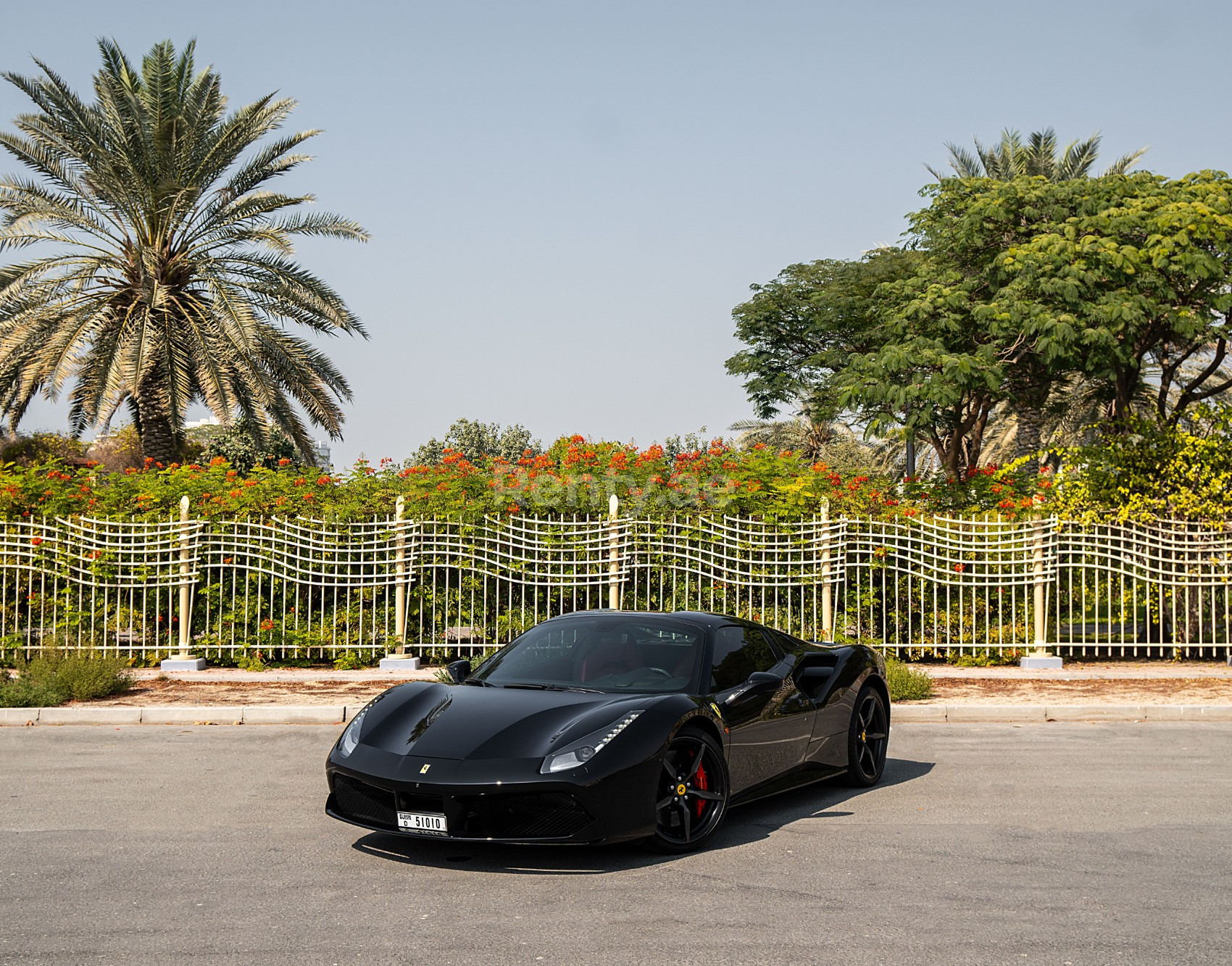 أسود Ferrari 488 Spyder للإيجار في دبي 6