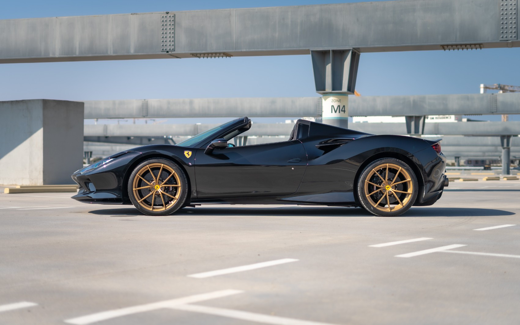 Schwarz Ferrari F8 Tributo Spyder zur Miete in Abu-Dhabi 1