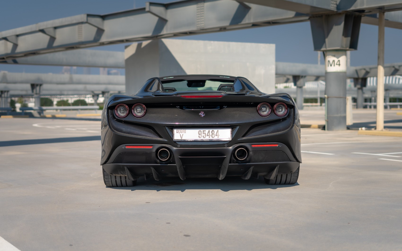 Negro Ferrari F8 Tributo Spyder en alquiler en Dubai 3