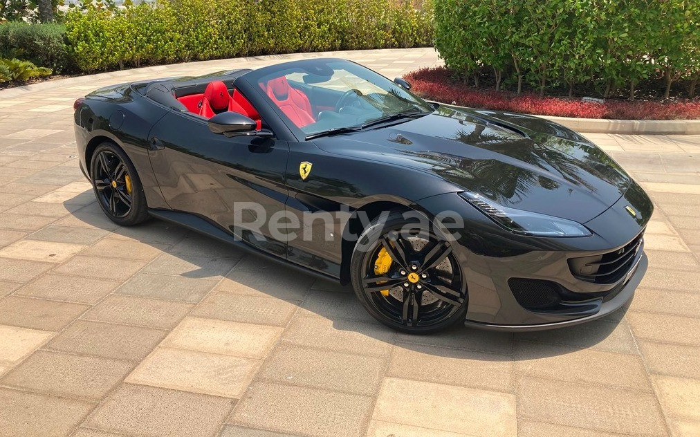 Noir Ferrari Portofino Rosso en location à Abu-Dhabi