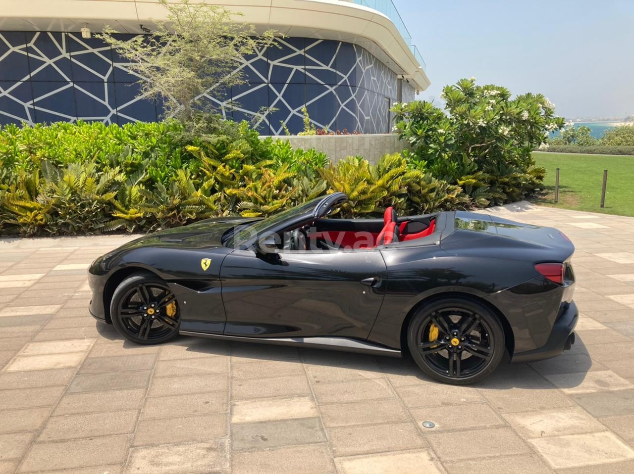 Schwarz Ferrari Portofino Rosso zur Miete in Abu-Dhabi 1