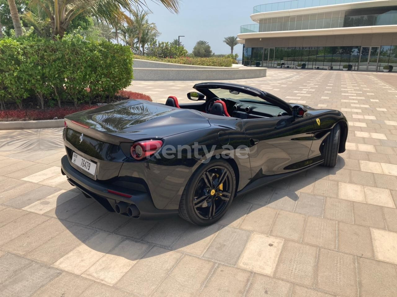 在阿布扎比租赁黑色 Ferrari Portofino Rosso 3