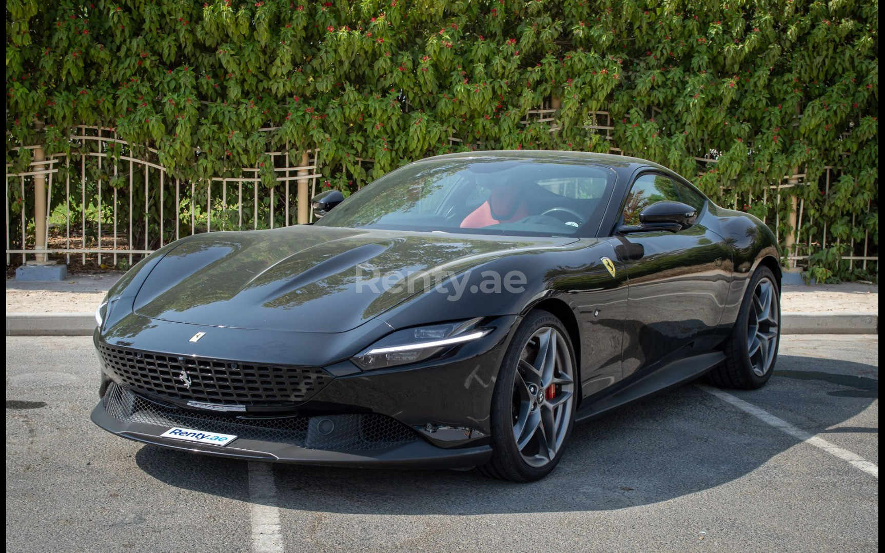 Negro Ferrari Roma en alquiler en Dubai