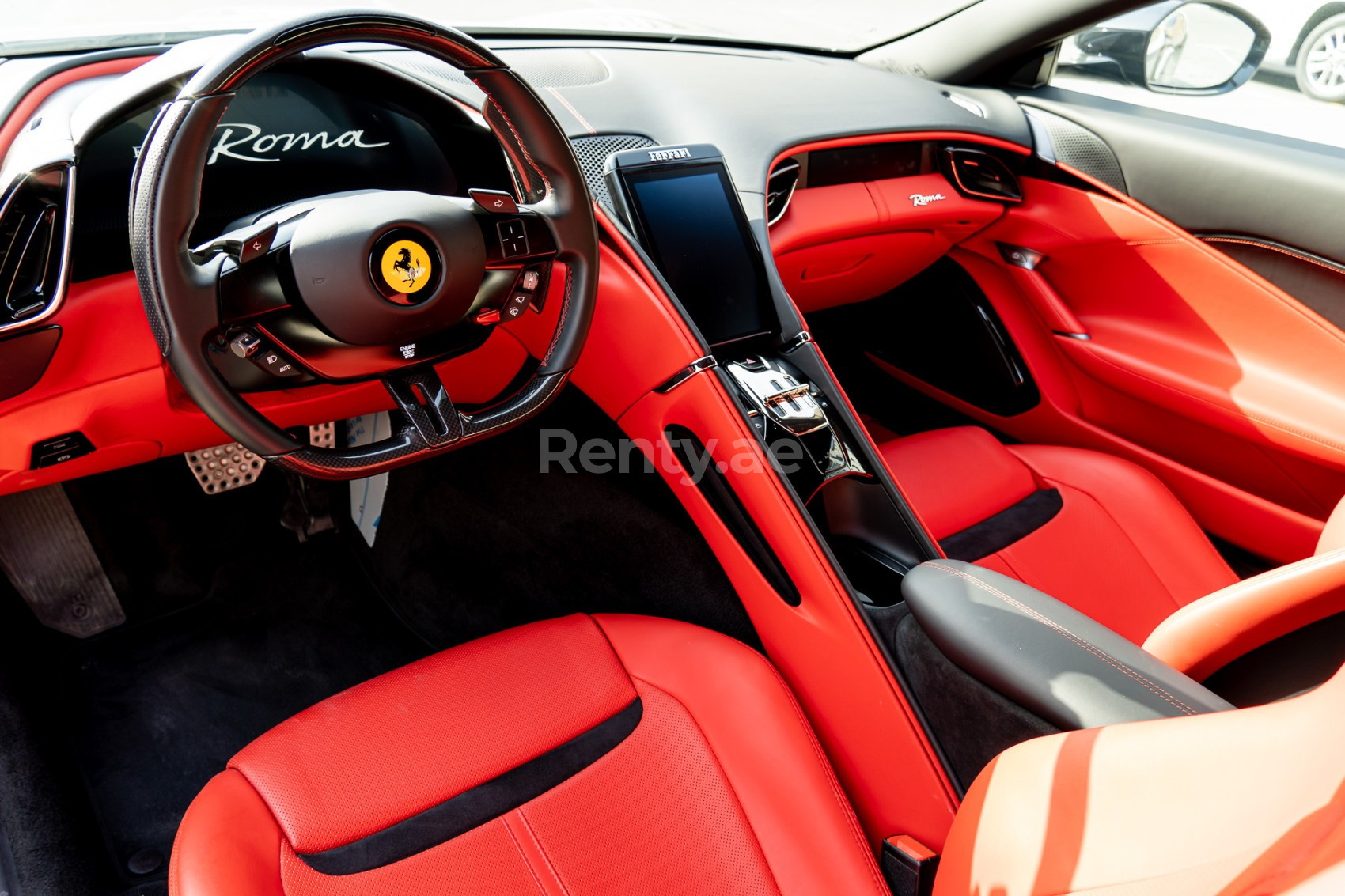 أسود Ferrari Roma للإيجار في دبي 1