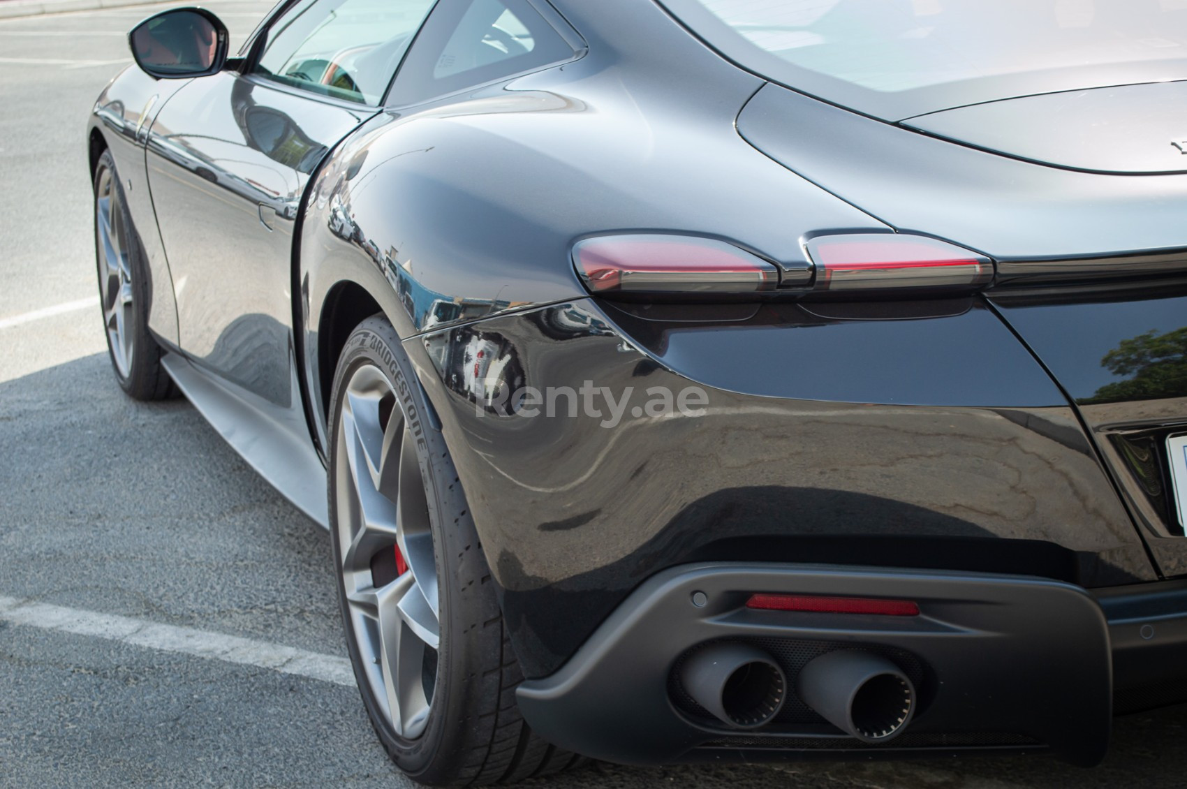 Negro Ferrari Roma en alquiler en Sharjah 3