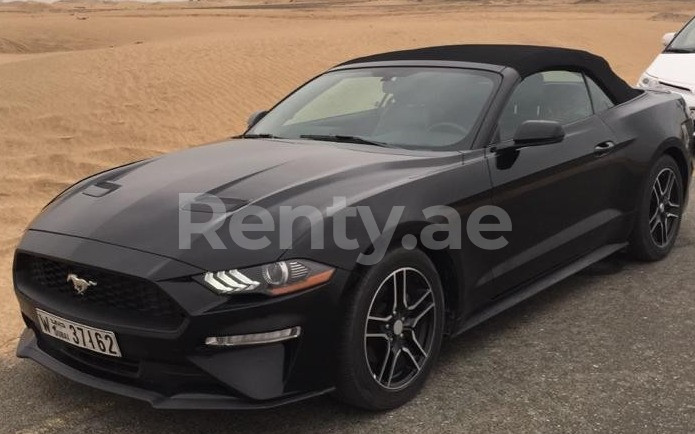 أسود Ford Mustang Convertible للإيجار في دبي