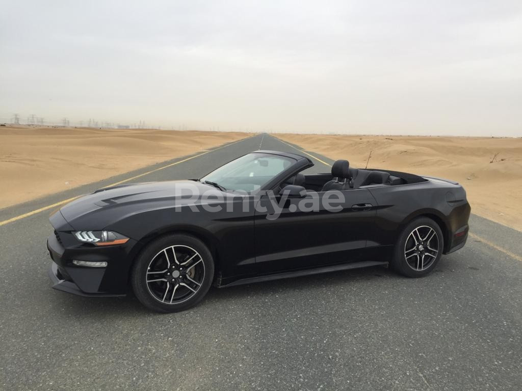 أسود Ford Mustang Convertible للإيجار في الشارقة 0