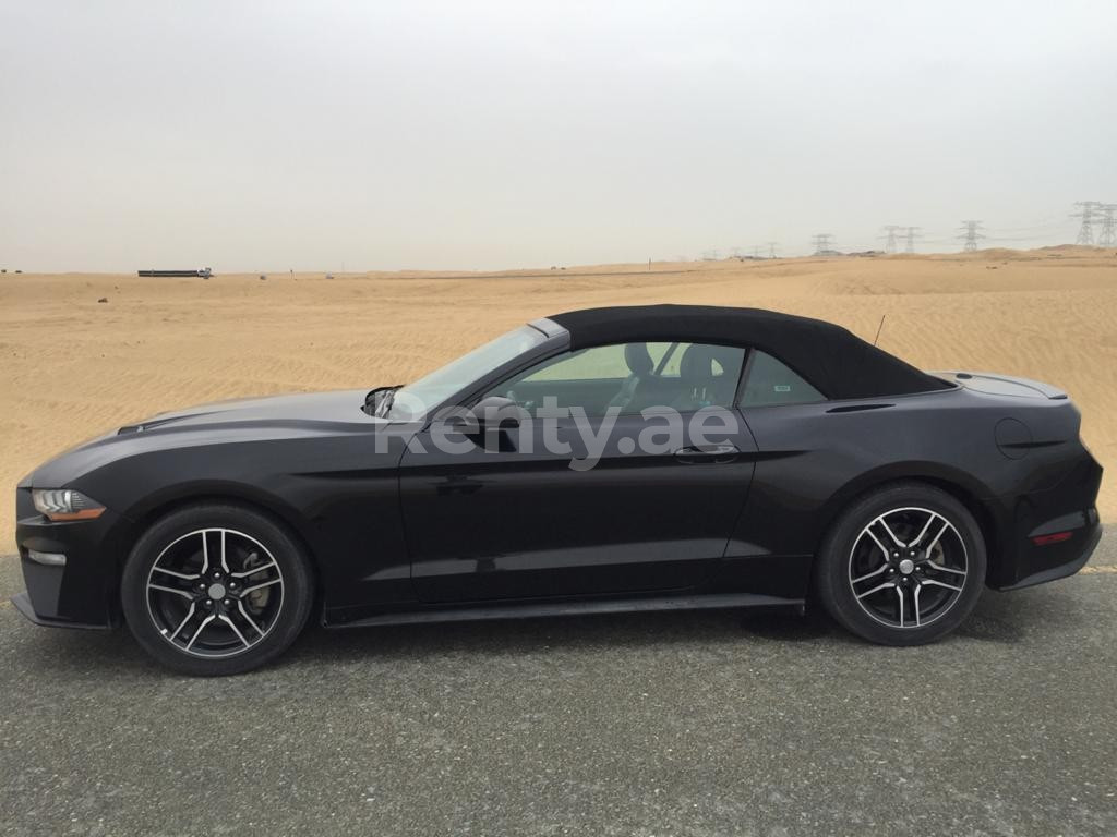 أسود Ford Mustang Convertible للإيجار في أبو ظبي 3