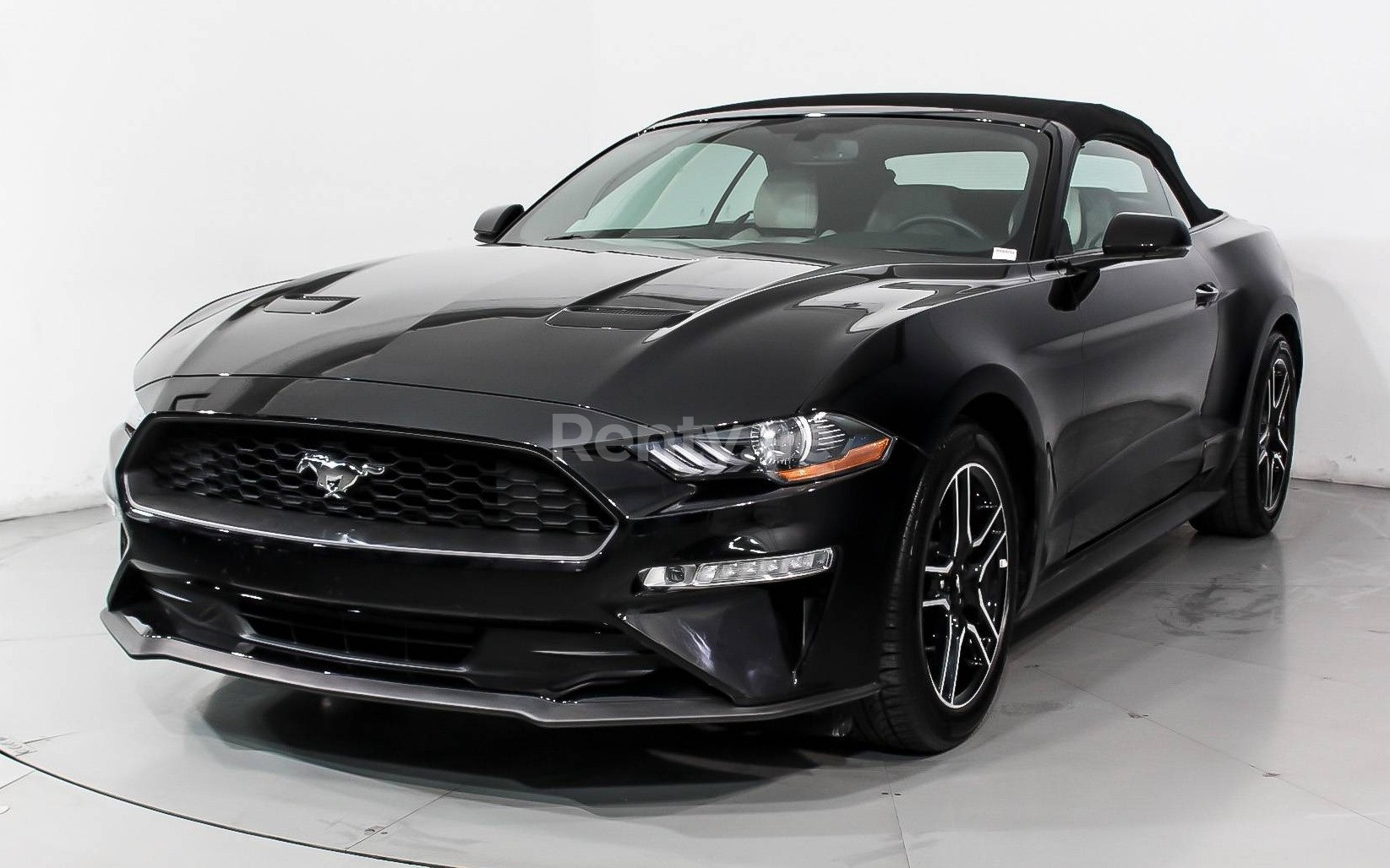 أسود Ford Mustang Convertible للإيجار في أبو ظبي