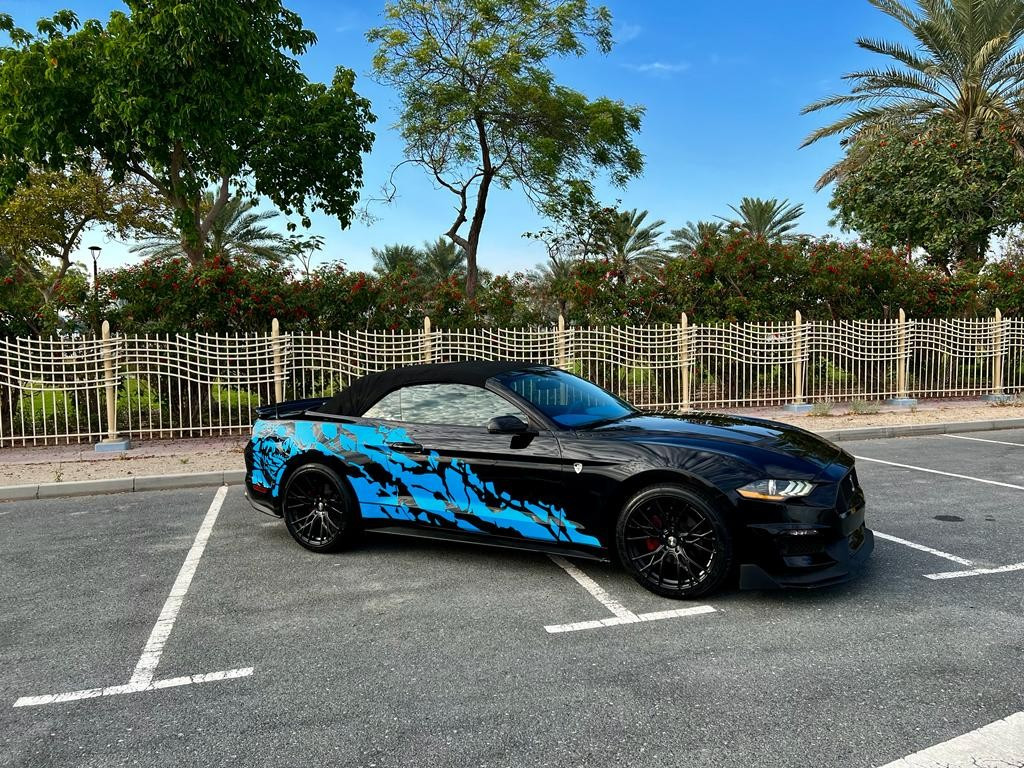 Negro Ford Mustang Convertible en alquiler en Dubai 0