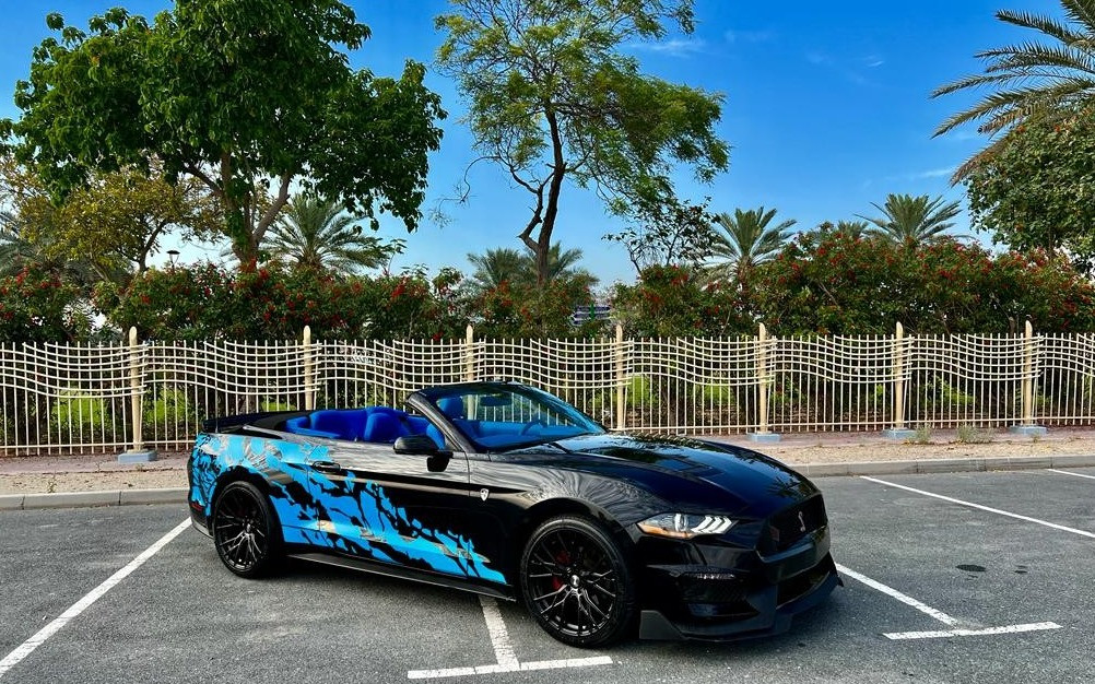 在阿布扎比租赁黑色 Ford Mustang Convertible