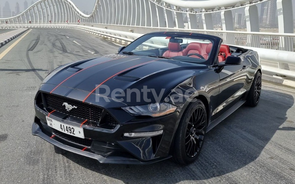 Schwarz Ford Mustang Eco Boost V4 cabrio zur Miete in Sharjah