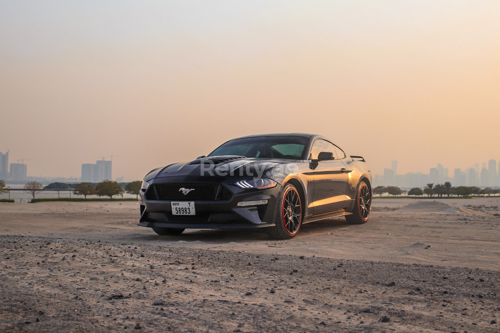 Schwarz Ford Mustang GT Bodykit zur Miete in Abu-Dhabi 0