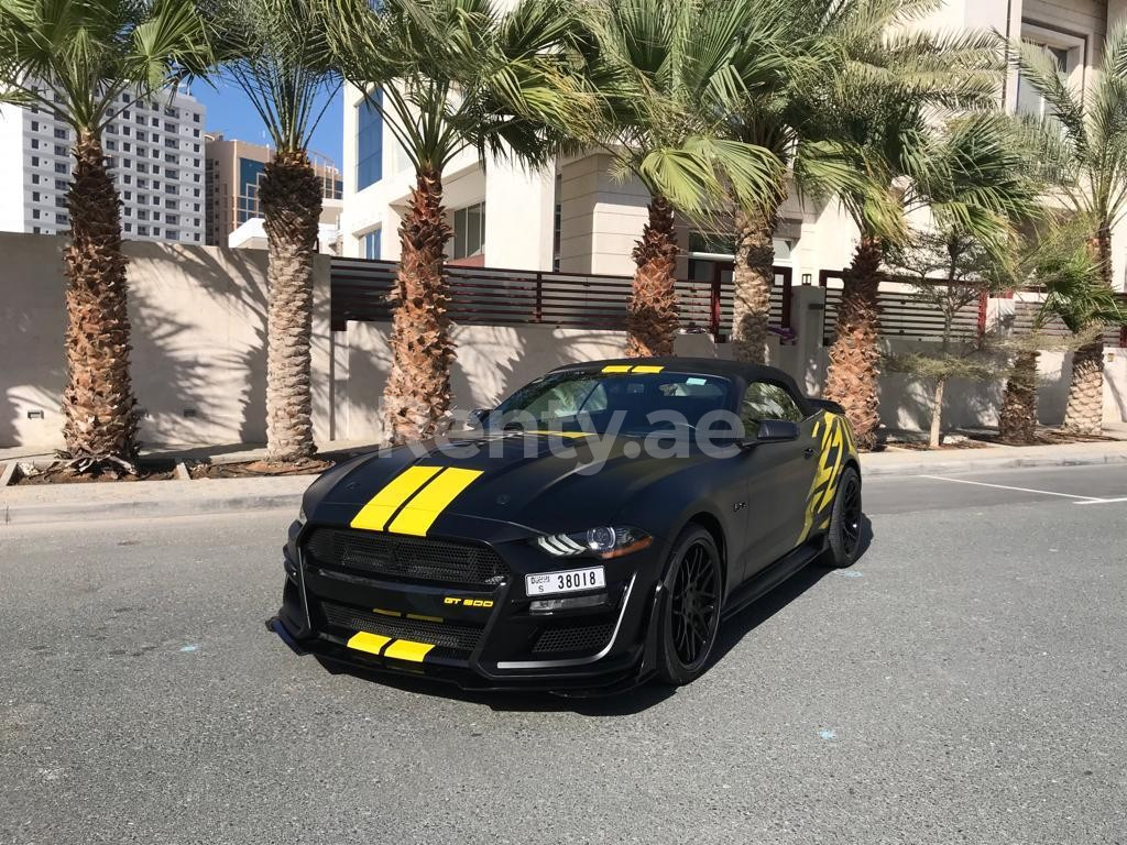 Noir Ford Mustang V8 cabrio en location à Dubai 6