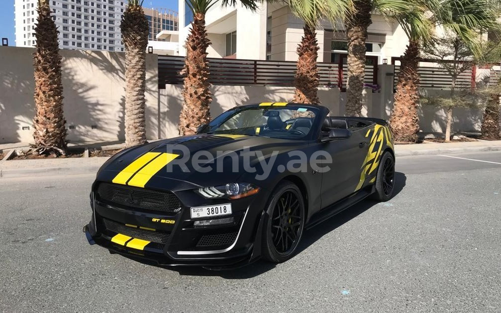 Schwarz Ford Mustang V8 cabrio zur Miete in Abu-Dhabi