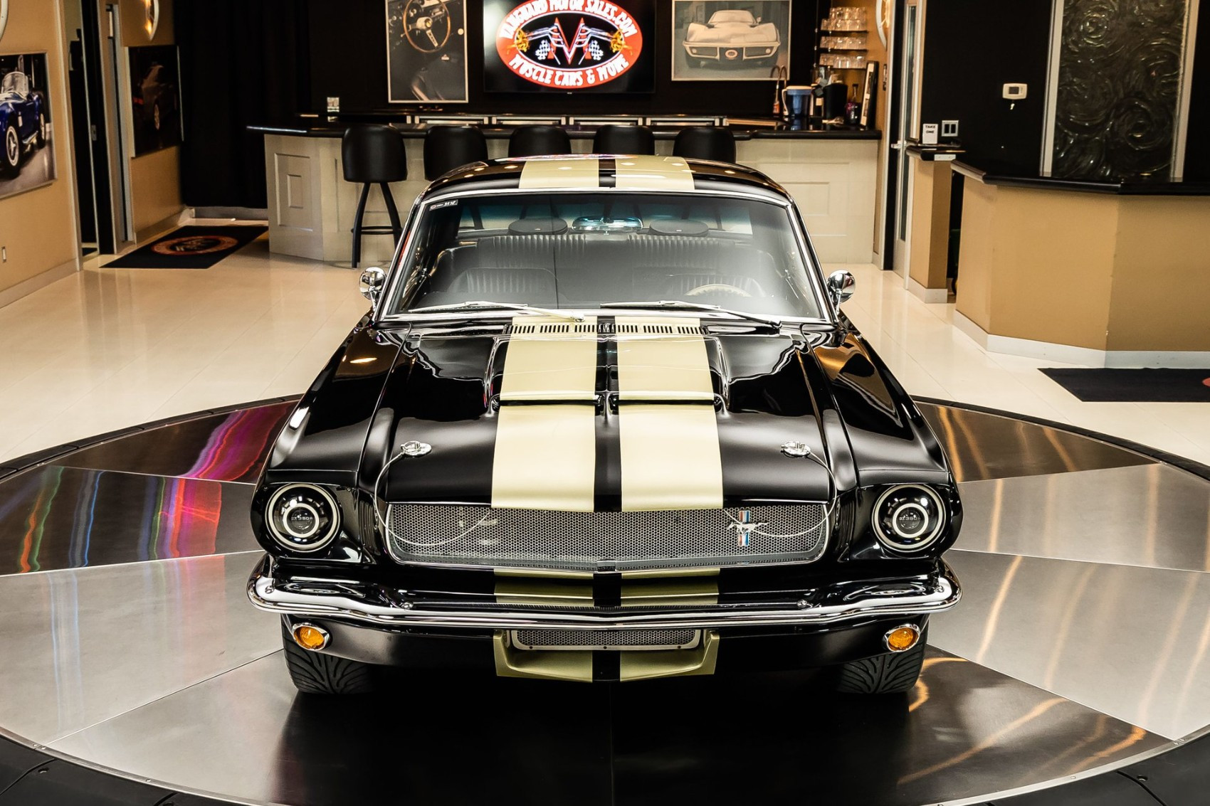 Negro Ford Mustang en alquiler en Sharjah 3