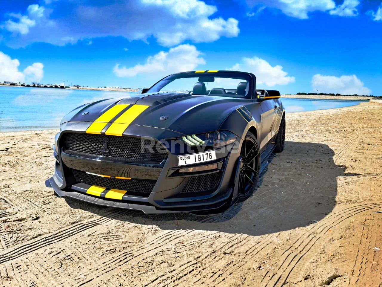 Schwarz Ford Mustang zur Miete in Sharjah 2