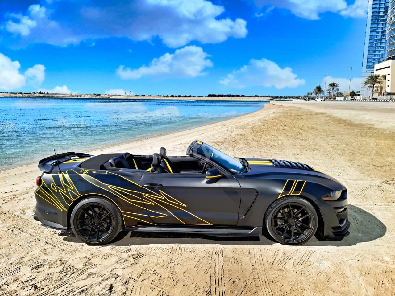 Nero Ford Mustang in affitto a Sharjah 3