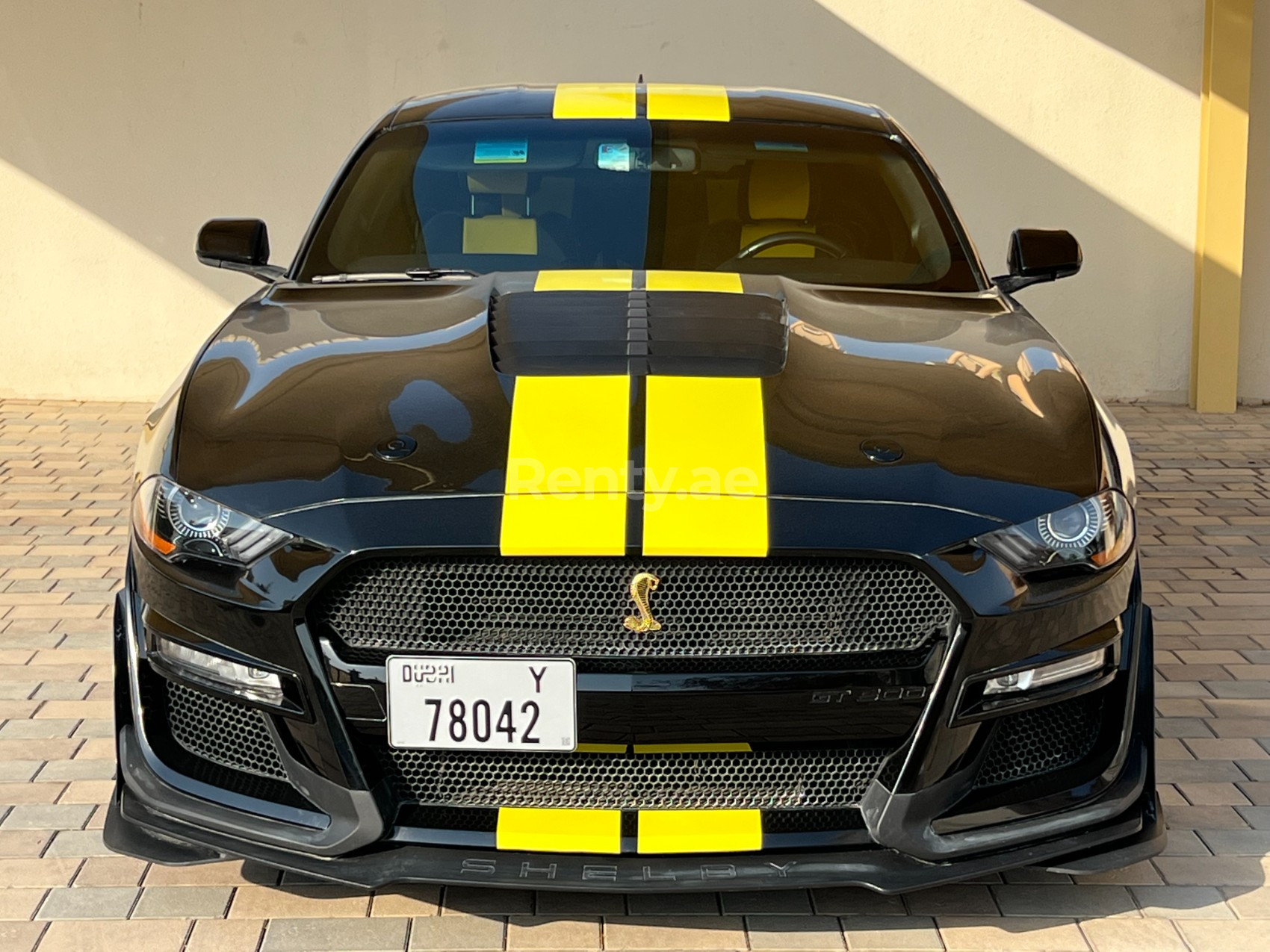 在沙迦租赁黑色 Ford Mustang 1