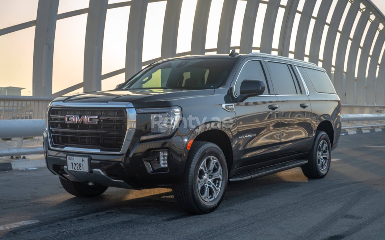 Noir GMC Yukon XL en location à Sharjah