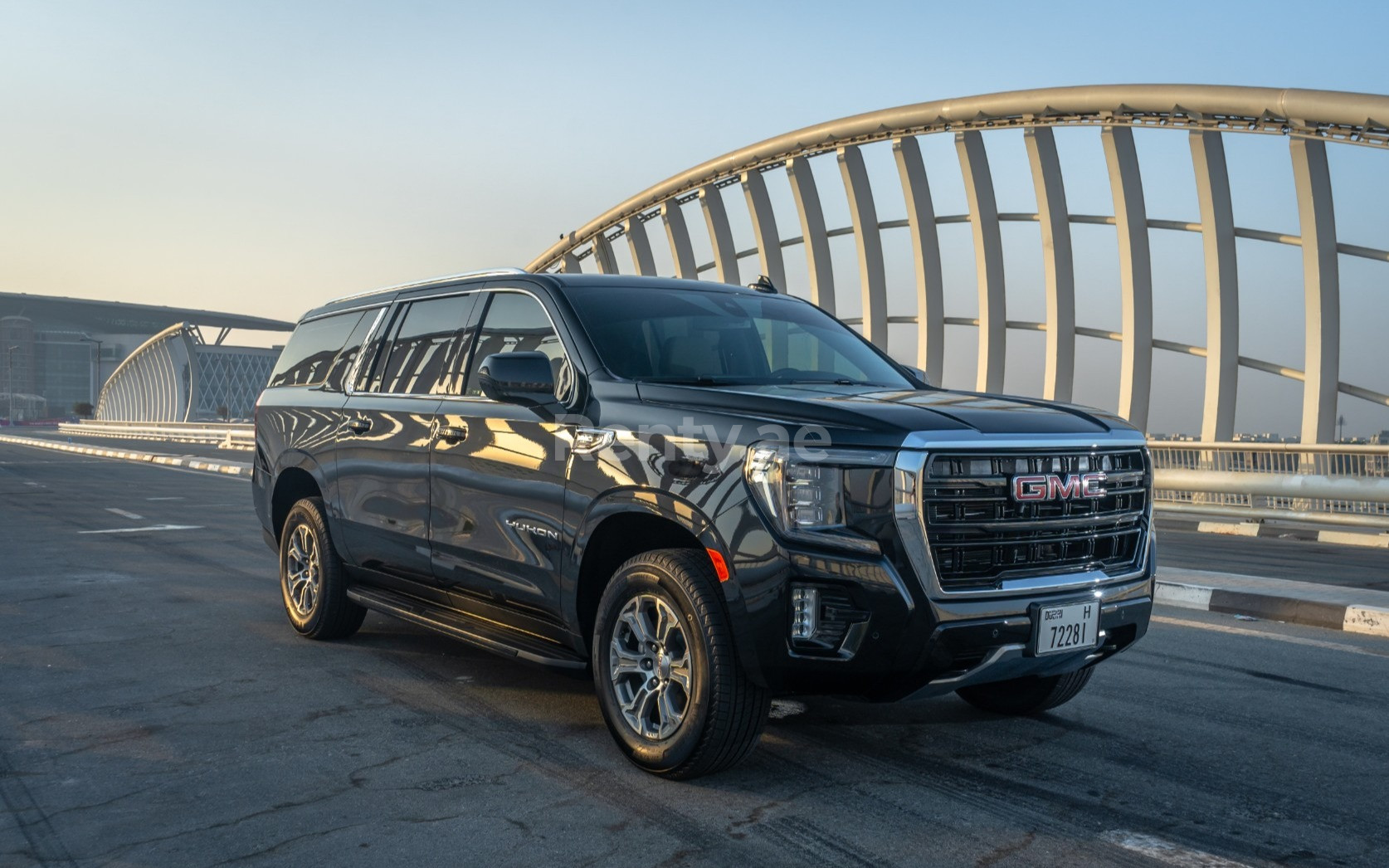 Nero GMC Yukon XL in affitto a Abu-Dhabi