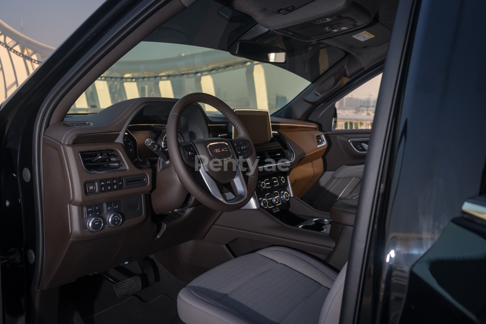 Schwarz GMC Yukon XL zur Miete in Dubai 2