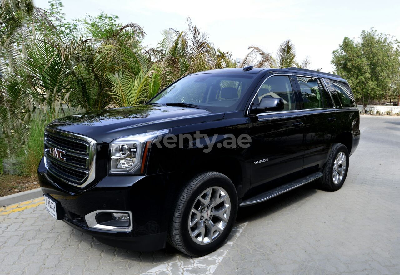 Negro GMC Yukon en alquiler en Abu-Dhabi 2