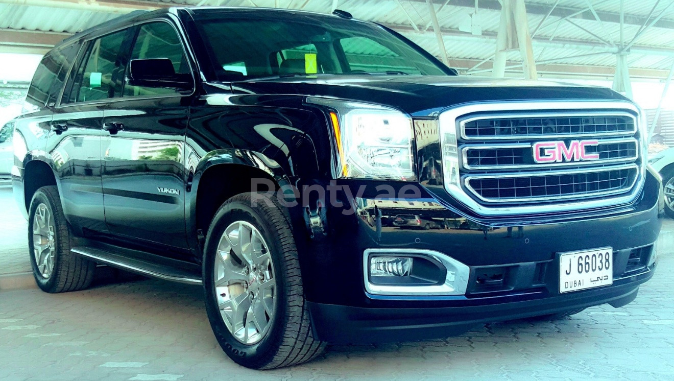 Negro GMC Yukon en alquiler en Dubai