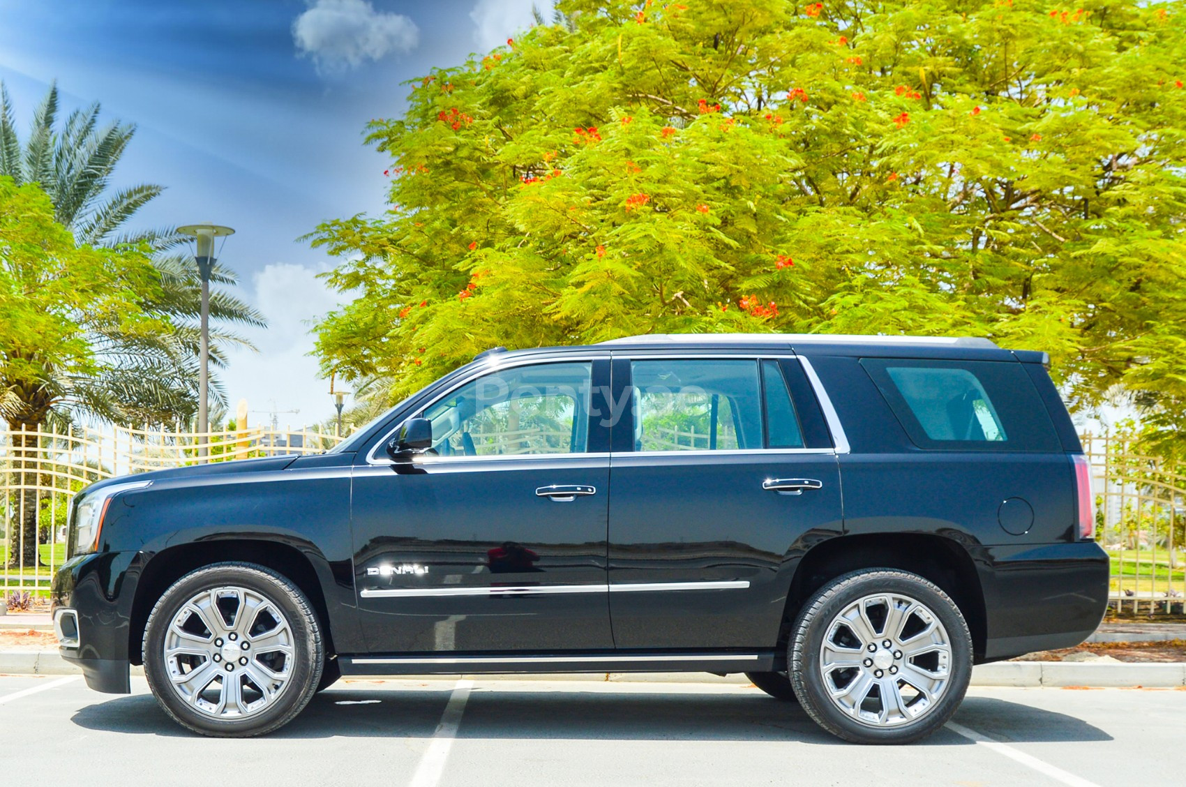 Negro GMC Yukon en alquiler en Abu-Dhabi 2