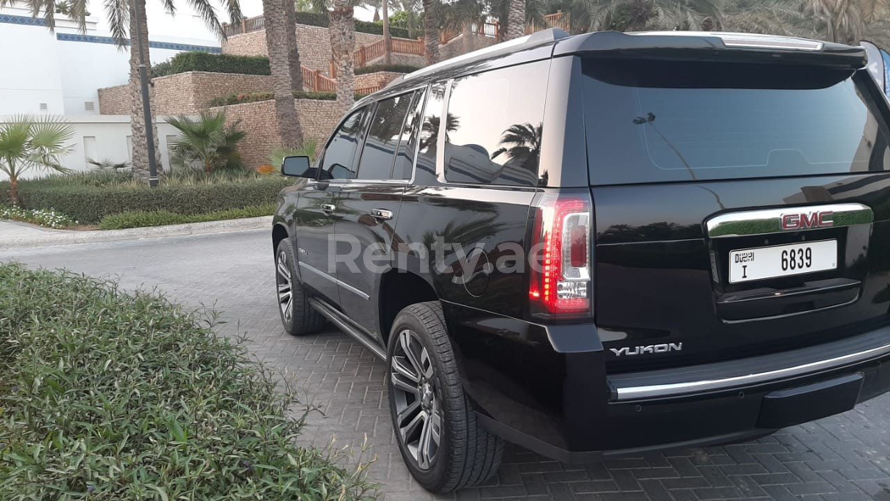 Negro GMC Yukon en alquiler en Dubai 1